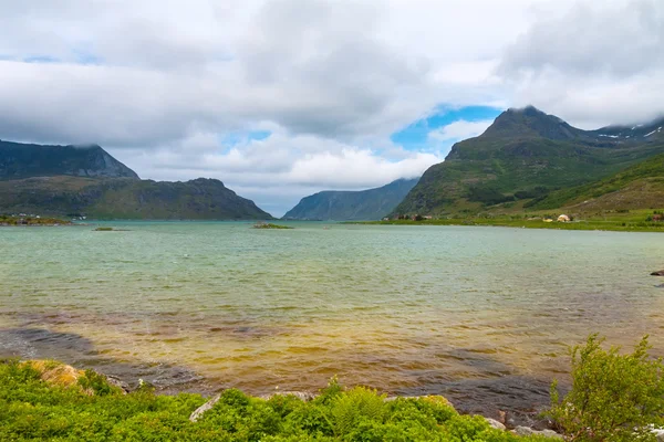 Vue panoramique sur le fjord, les montagnes, la Norvège, Lofoten — Photo