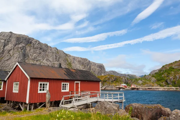 Typiska röda rorbu fiskestuga i byn Nusfjord — Stockfoto