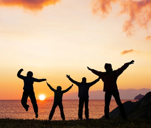 Silhouet van sport vrienden op strand — Stockfoto