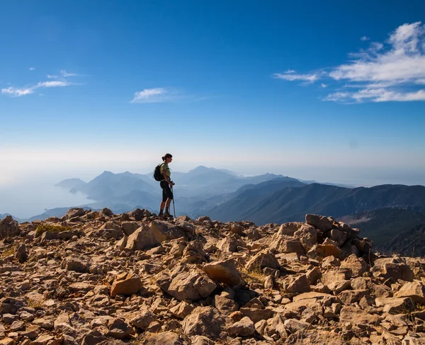 Turist kvinna på toppen av mount, — Stockfoto