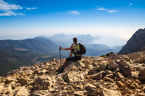 Mujer turista en la cima del monte , — Foto de Stock