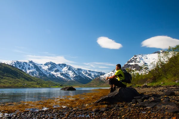 Sportsman near mountain lake — Stock Photo, Image