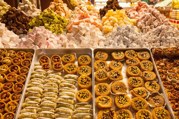 Turco delicia dulces en el mercado de especias en Estambul Turquía —  Fotos de Stock