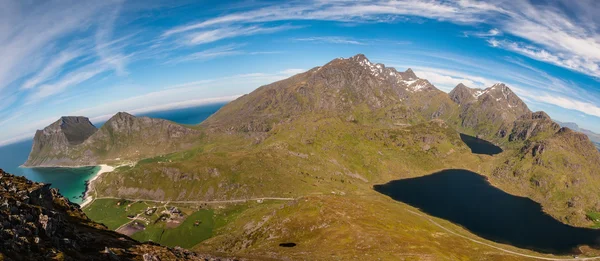 Schilderachtige fjord aan Lofoten eilanden met typische visserij hut — Stockfoto