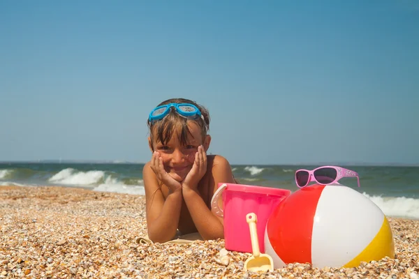 Adorável menina brincando com brinquedos na praia de areia — Fotografia de Stock