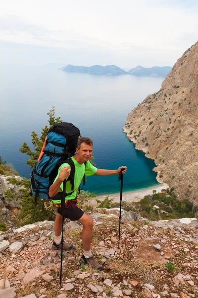 Sportovec na vrcholu skály. Sport a aktivní život koncepce — Stock fotografie