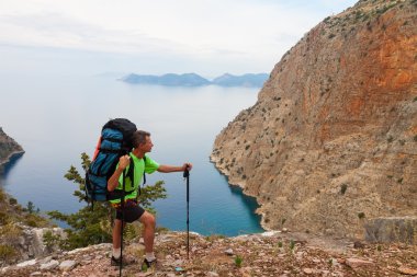 Sporcu kaya üstünde. Spor ve aktif bir yaşam konsepti
