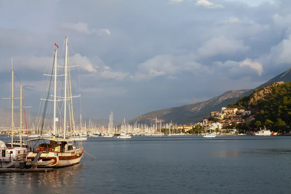 Yates y barcos en el puerto — Foto de Stock