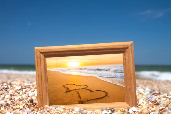 Conceito de amor - dois corações em areia — Fotografia de Stock