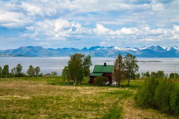 Vista panorámica de fiordo, montañas de nieve y casa, Noruega, Lofoten —  Fotos de Stock