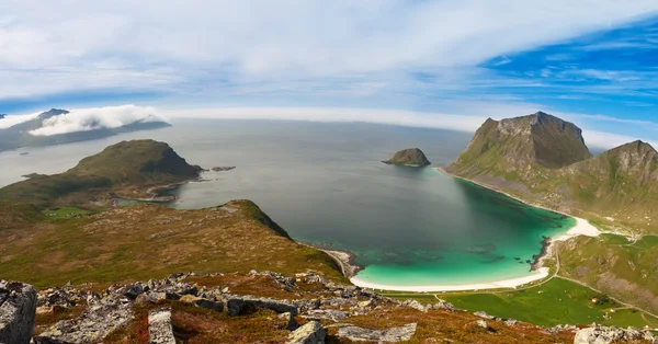 Fiorde panorâmico em ilhas Lofoten com cabana de pesca típica — Fotografia de Stock