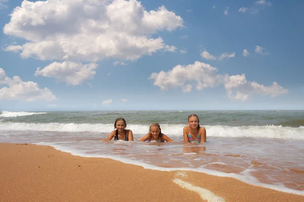 Groupe de trois belles adolescentes sur la plage — Photo