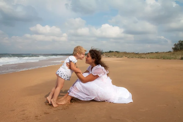 Mor och dotter njuter av tiden på stranden — Stockfoto