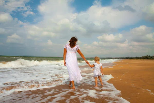 Mor och dotter njuter av tiden på stranden — Stockfoto