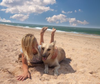 dostluk kavramı kız açık havada yalan onun köpeği ile
