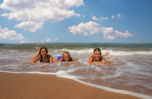 Grupa trzy piękne dziewczyny nastolatki na plaży — Zdjęcie stockowe