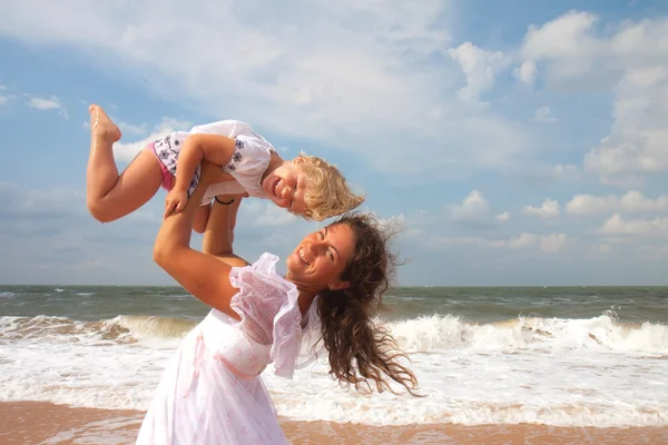 Mor och dotter njuter av tiden på stranden — Stockfoto