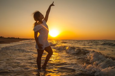 Deniz sahilde eğleniyor kız