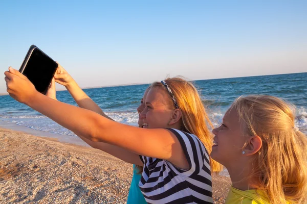 Pojem přátelství, zábava, v létě s novými trendy a technologie — Stock fotografie