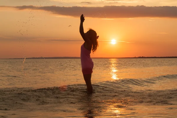 Fille s'amuser sur la plage de la mer — Photo