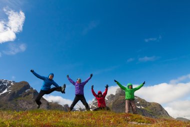 Sportif arkadaşlar Tatil molası Norveç dağlarında tadını çıkarın.