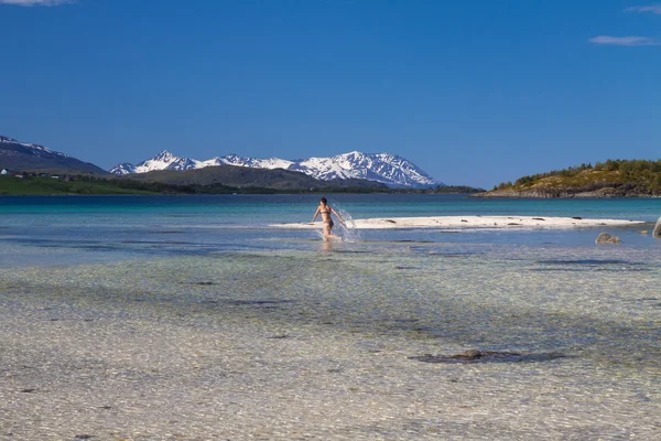 Giovane donna che corre sulla spiaggia di mare — Foto Stock