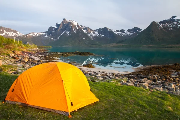 Туристическая палатка на берегу озера — стоковое фото