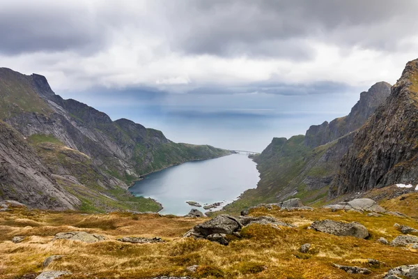 Met het oog op de bergen in de buurt van Reine, Lofoten, Noorwegen — Stockfoto