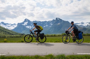 İki dağ bisiklet bisikletçi, Norveç
