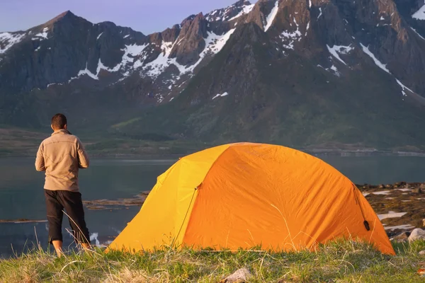 Tourist tent and sporty man on lakeside — Stock Photo, Image