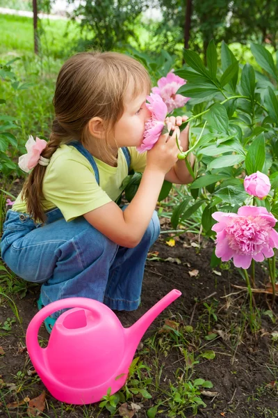 Küçük kız bahar çalışmalarında yardımcı Bahçe — Stok fotoğraf