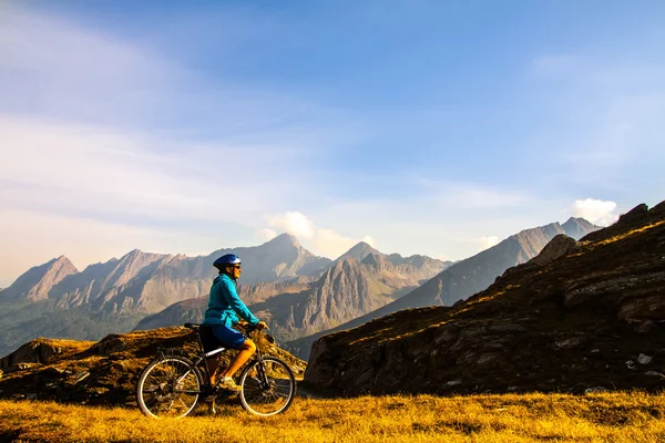 Cyklist kvinna i höjd mountais — Stockfoto