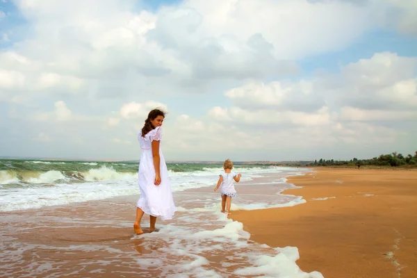 Mère et fille profiter du temps à la plage — Photo