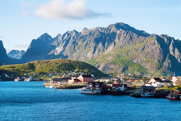 レーヌの風光明媚な町村、ロフォーテン諸島ノルウェー — ストック写真
