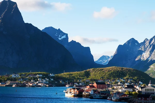 Natursköna staden av Reine village, Lofotens öar, Norge — Stockfoto