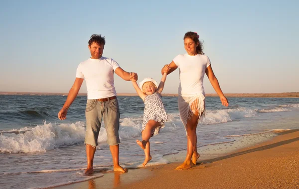 Familjen på strandsemester — Stockfoto