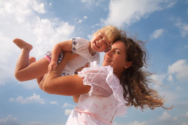 Familie-, kinder- en geluk concept - moeder werpt haar dochter — Stockfoto
