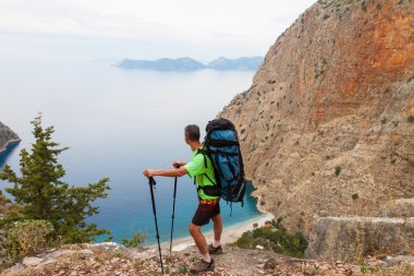 Sporcu kaya üstünde. Spor ve aktif bir yaşam konsepti