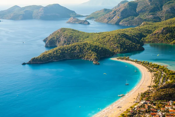 Lagoa de Oludeniz em vista de paisagem de mar de praia — Fotografia de Stock