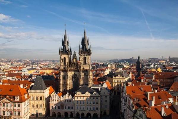 Vista panorámica de la Iglesia de Tyn y la Plaza de la Ciudad Vieja de Praga — Foto de Stock