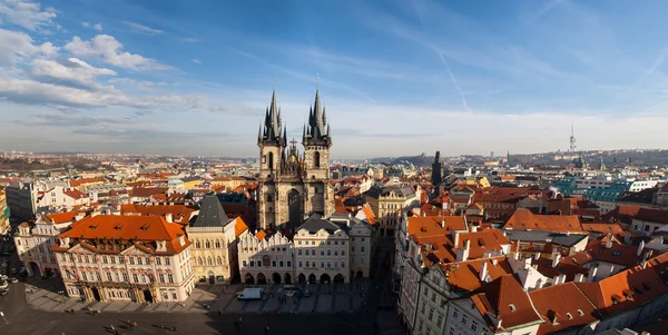 Jonas utsikt över Tyn kyrkan och torget i gamla stan i Prag — Stockfoto