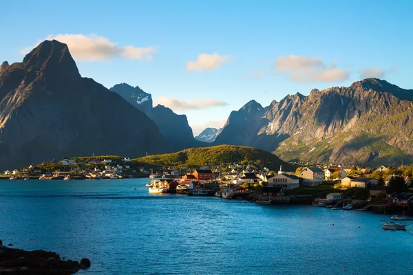 Cidade cénica da vila de Reine, ilhas Lofoten, Noruega — Fotografia de Stock