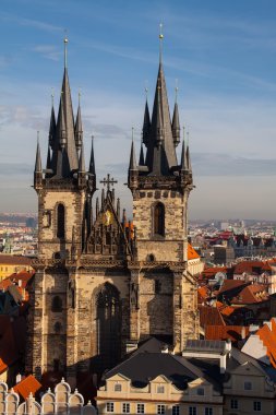 Tyn Kilisesi ve eski şehir Meydanı Prag Aeral görünümünü