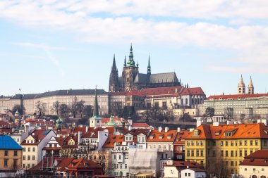 Prague, Çek Cumhuriyeti için tarihi kent mimarisinin doğal yaz görünümü