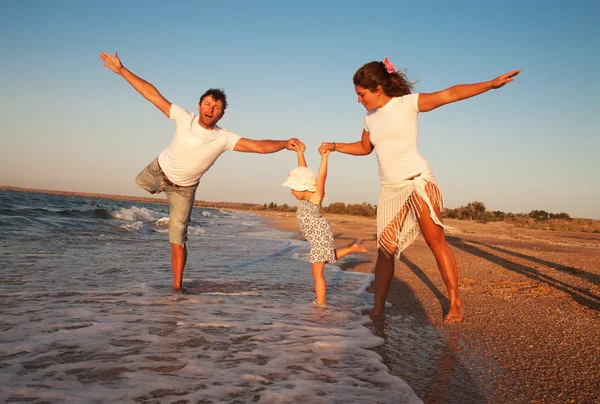 Familjen på strandsemester — Stockfoto