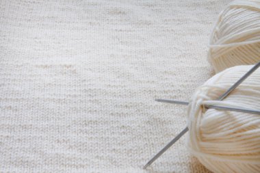 İplik ve örme yün arka plan üzerinde topu