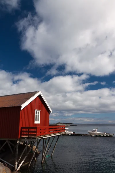 Typische rote rorbu Fischerhütte in der Stadt eines Dorfes — Stockfoto