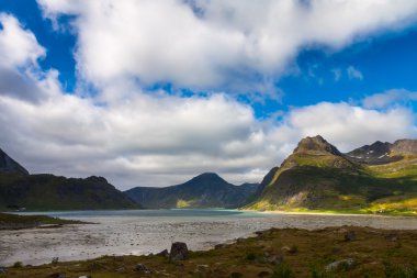 Doğal fiyort Lofoten Adaları