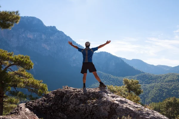 Sportler auf dem Gipfel des Felsens. Sport und aktives Leben — Stockfoto