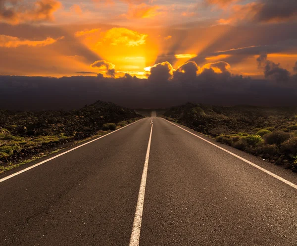 Puesta de sol sobre carretera —  Fotos de Stock